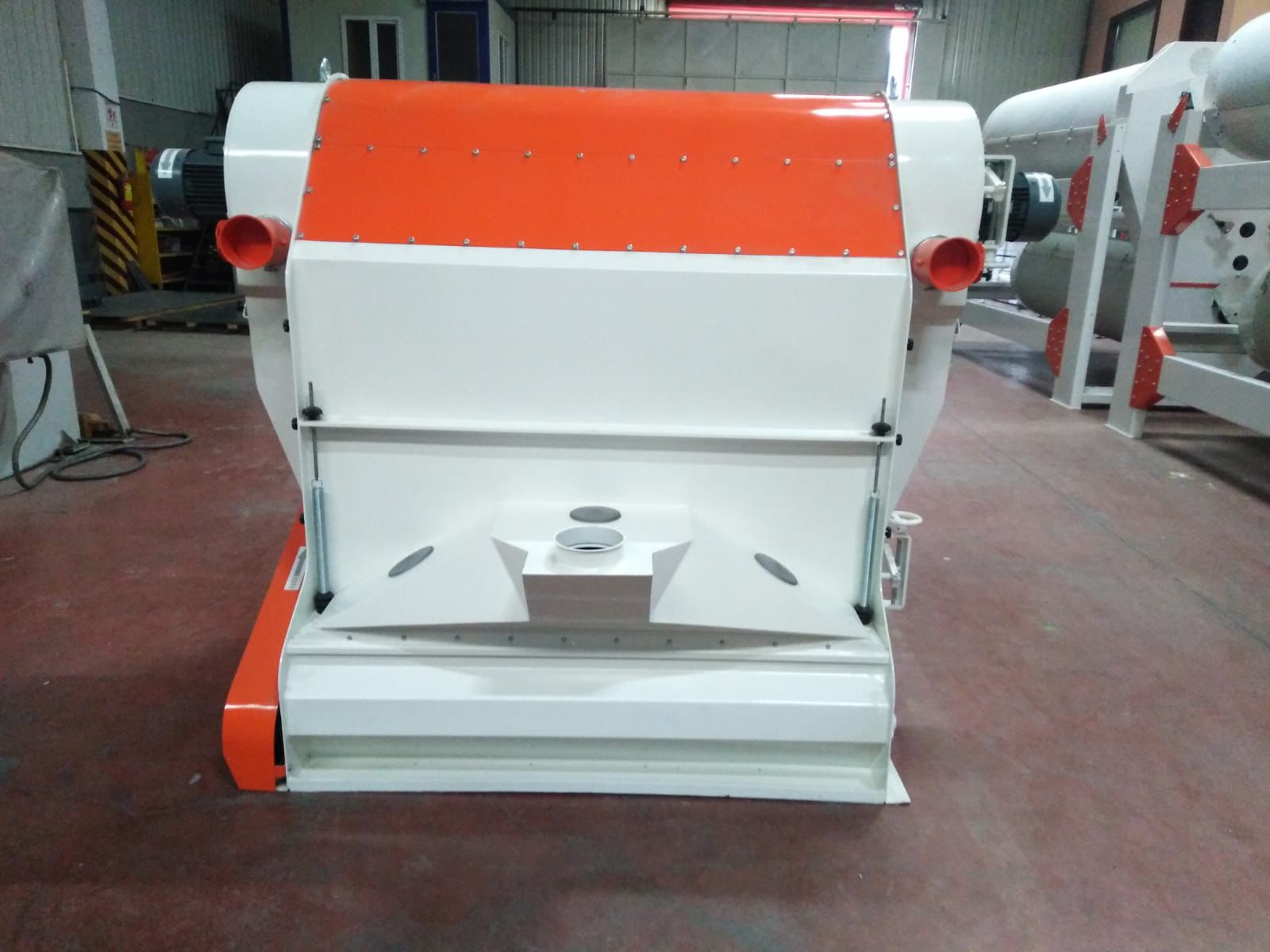 Zig-zag air separation chamber